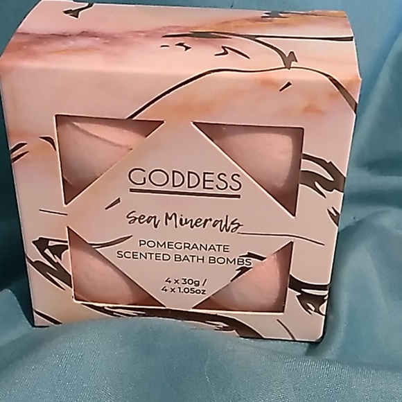 Sea Minerals Pomegranate Scented Bath Bombs